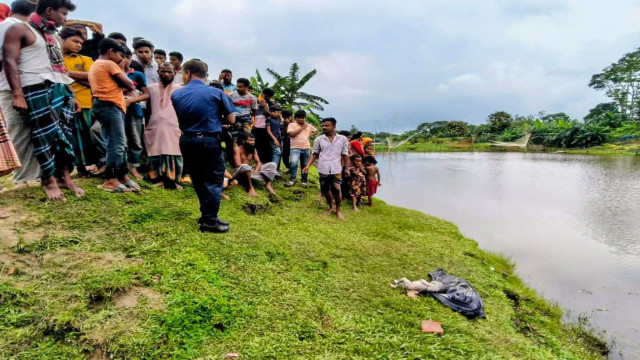 নেত্রকোনার পূর্বধলা উপজেলার হোগলা ইউনিয়নের কালিহরকান্দা গ্রামের পাশের কালিহর নদী থেকে এক নবজাতক কন্য...
