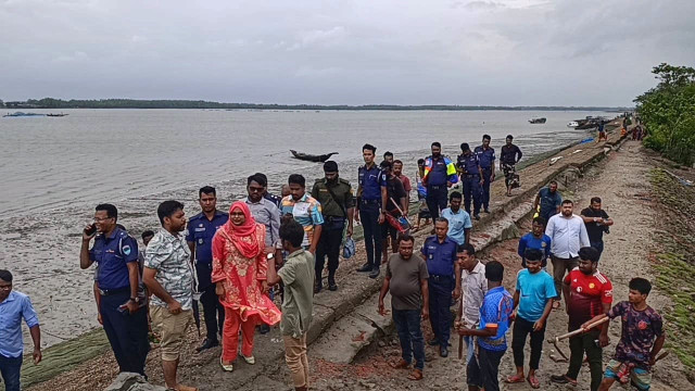 গাবুরার উপকূল রক্ষা বাঁধে অবৈধ পাইপ অপসারণে প্রশাসনের অভিযান