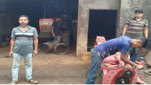 একসময় যশোরের চাঁচড়া এলাকার ট্রাক্টর পার্টস ও মেরামতের ওয়ার্কশপগুলো ছিল বেশ কর্মচঞ্চল।