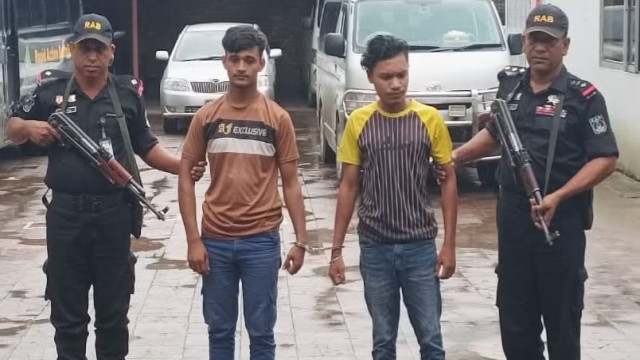 কক্সবাজারের টেকনাফে চারজনকে অপহরণ করে মুক্তিপণ দাবির ঘটনায় মূল অভিযুক্তসহ দুইজনকে গ্রেপ্তার করেছে র‍...
