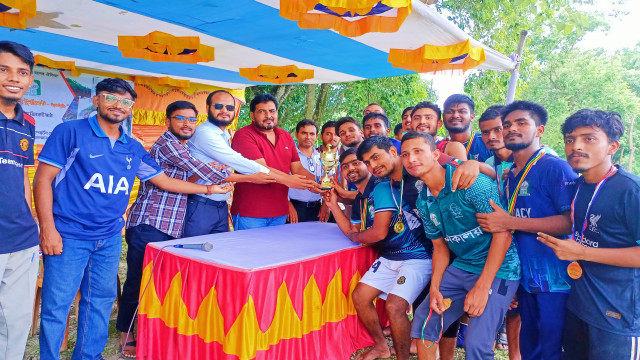 লালন শাহ হলের আন্তঃব্লক ফুটবলে চ্যাম্পিয়ন আন্ডারগ্রাউন্ড ব্লক