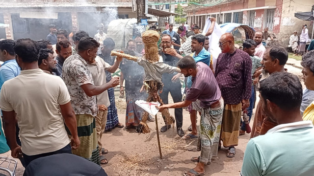 গাজী নজরুলের পদত্যাগের দাবিতে শ্যামনগরে টানা বিক্ষোভ ও কুশপুত্তলিকা দাহ
