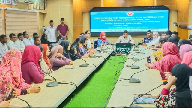 পঞ্চগড়ে নারী উদ্যোক্তাদের সাথে প্রতিমন্ত্রী ফরহাদ হোসেন আজাদের মতবিনিময়