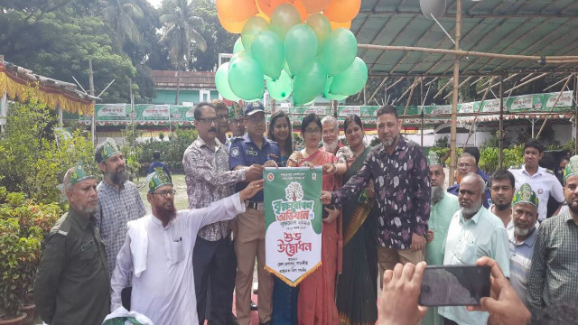 সাতক্ষীরায় বৃক্ষরোপণ অভিযান ও বৃক্ষমেলা-২০২৬ এর আনুষ্ঠানিক উদ্বোধন করা হয়েছে।