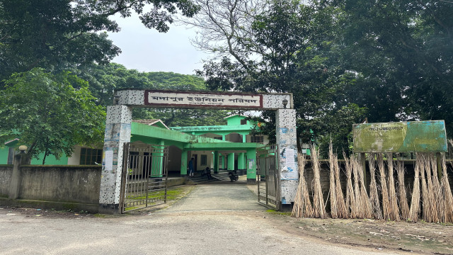 রাজবাড়ীর কালুখালী উপজেলার মদাপুর ইউনিয়ন পরিষদে তিন সপ্তাহ ধরে কোনো