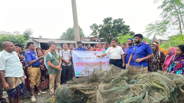 শ্যামনগরে অভিযান চালিয়ে জব্দ ৩২টি নিষিদ্ধ চায়না দুয়ারি জাল