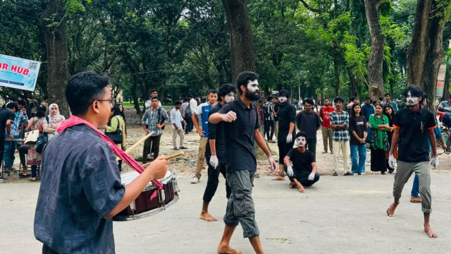 ইবিতে ‘চুপ কেন?’ পথনাটকে অন্যায়ের বিরুদ্ধে প্রতিবাদের আহ্বান