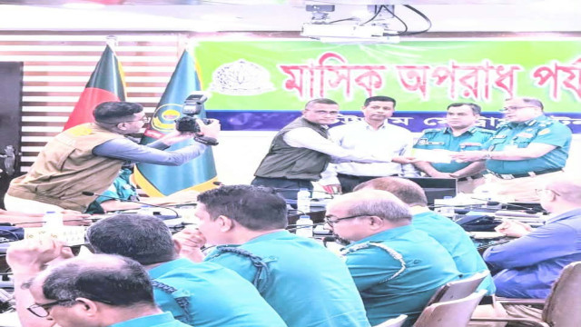 চট্টগ্রাম নগরীতে থানা থেকে লুট হওয়া দুটি সরকারি পিস্তল উদ্ধারে বিশেষ ভূমিকা রাখায় ডিবির উত্তরের পুলি...
