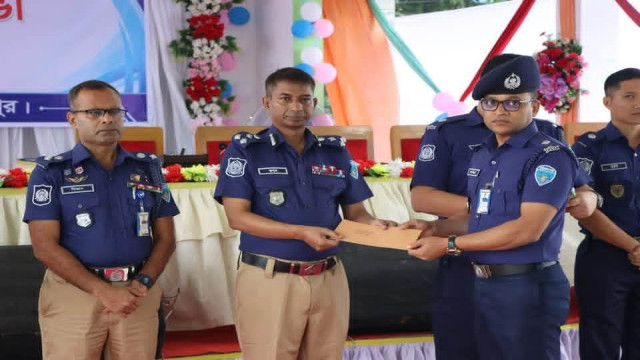 কচুয়া থানার ওসি আজিজুল ইসলামসহ ভালো কাজের স্বীকৃতিতে কর্মকর্তাদের পুরস্কার।