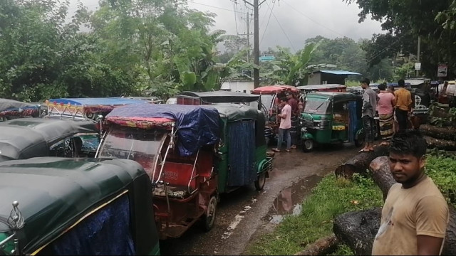 কচুয়ায় সিএনজি চালকদের সড়ক অবরোধ