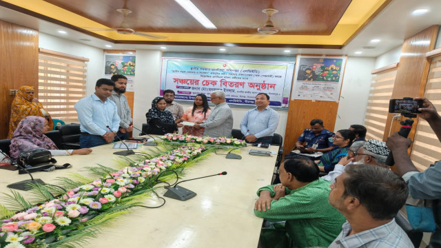 বীরগঞ্জে এলজিইডির নারী কর্মীদের সঞ্চয়ের চেক হস্তান্তর