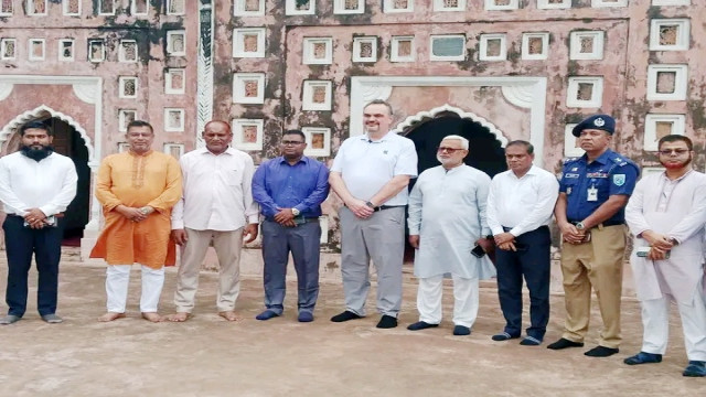 দিনাজপুরের কাহারোল উপজেলার ঐতিহাসিক কান্তজিউ মন্দির পরিদর্শন করেছেন বাংলাদেশে নিযুক্ত মার্কিন রাষ্ট্...