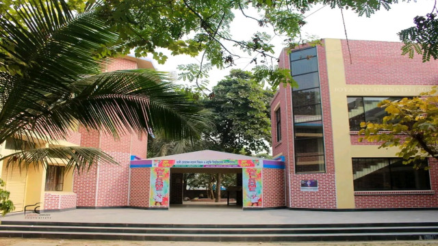 হাবিপ্রবি টিএসসিতে চেয়ার সংকট!