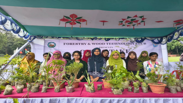 প্লাস্টিক বোতল দিলেই খুবিতে মিলছে গাছের চারা