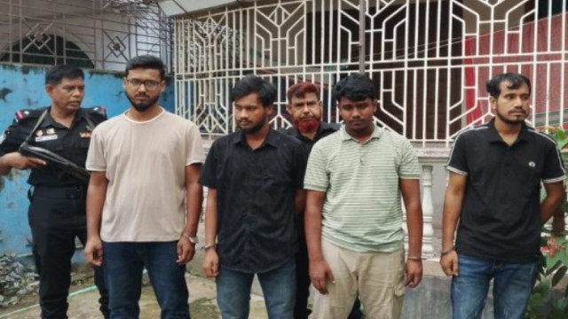 যশোর শহরের রেলবাজার এলাকায় অভিযান চালিয়ে আন্তর্জাতিক অনলাইন প্রতারণা ও ভুয়া