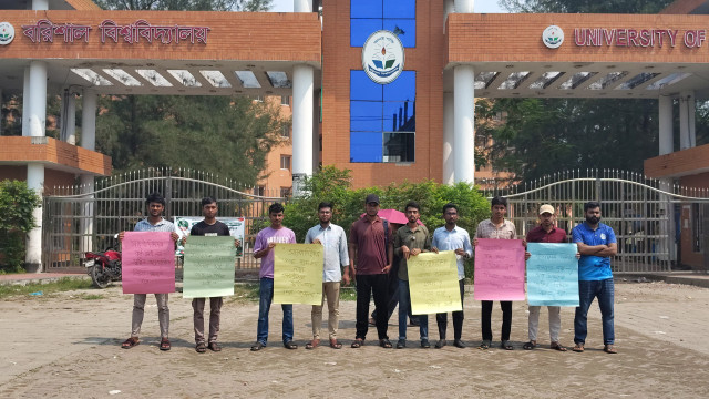 রাবিসহ বিভিন্ন ক্যাম্পাসে সাংবাদিকদের ওপর হামলার প্রতিবাদে ববিসাসের মানববন্ধন