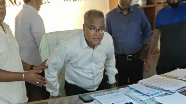 চুয়েটে অচলাবস্থার মাঝেই তালা ভেঙে প্রশাসনিক ভবনে প্রবেশ করলেন নতুন উপাচার্য
