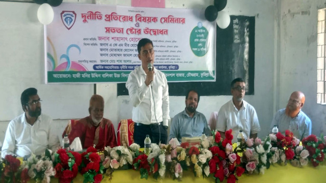 চৌদ্দগ্রামে ছাত্রীদের সততা চর্চায় চালু হলো ‘সততা স্টোর’
