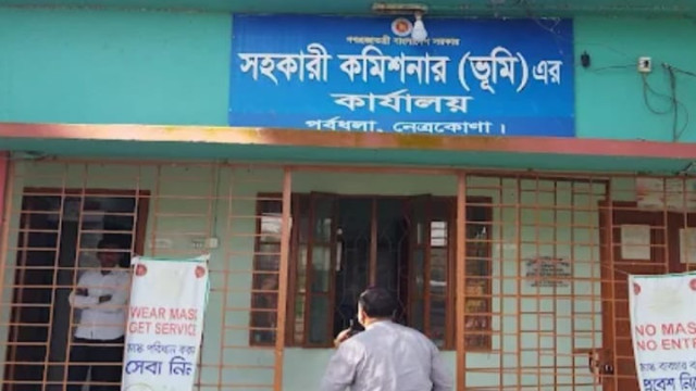 নেত্রকোনার পূর্বধলা উপজেলা সহকারী কমিশনার (ভূমি) কার্যালয়ে গ্রিল ও দরজার হ্যাজবল কেটে চুরির ঘটনা ঘটে...