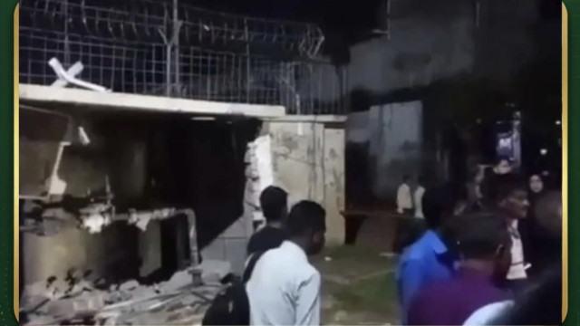 নিয়ন্ত্রণ হারিয়ে বাস ঢুকে পড়লো কুর্মিটোলা হাসপাতালে: ১ জন নিহত