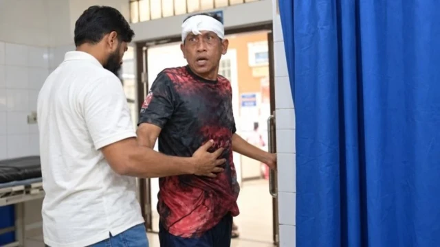 যশোর শহরে ময়লা-আবর্জনা ফেলা নিয়ে বিরোধের জেরে লাঠির আঘাতে আহত হয়েছেন চলচ্চিত্র ও নাট্য অভিনেতা সমু চ...