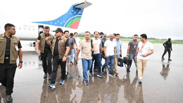 বিমানবন্দরে এমপিদের দেখে বিস্মিত প্রধানমন্ত্রী, বললেন ‘সংসদে যান’