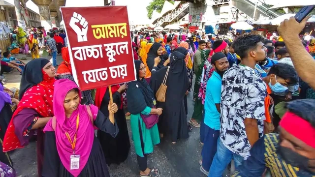 বেতন ৩০ হাজার টাকার দাবিতে শ্রমিকদের বিক্ষোভ, বিমানবন্দর সড়কে যানজট