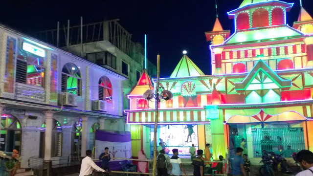 একই উঠোনে পাশাপাশি অবস্থান করছে দুটি উপাসনালয়—একদিকে ভেসে আসে আজান ও