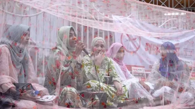 চট্টগ্রামে ডেঙ্গু প্রকোপ: মশক নিধনে চসিকের ব্যর্থতার প্রতিবাদে মশারি টাঙিয়ে তরুণীদের কর্মসূচি