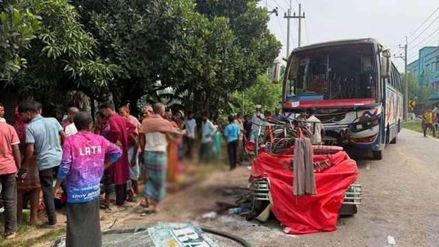 নিহতদের মধ্যে নারী ও শিশুও রয়েছে বলে জানা গেছে।