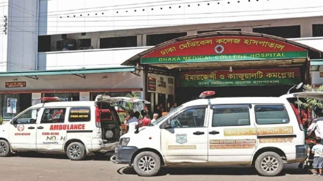 ঢামেকে বেসরকারি অ্যাম্বুলেন্স ধর্মঘট স্থগিত, সময়সীমা ৭ দিন