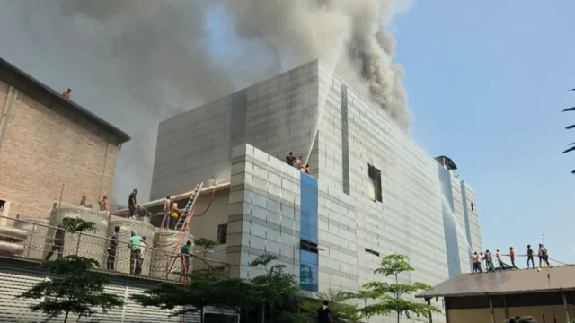 টঙ্গীতে ওষুধ কারখানার আগুন নিয়ন্ত্রণে কাজ করছে সেনাবাহিনীসহ ১৬ ইউনিট