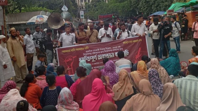 সন্তানকে নিয়ে শাহবাগে মিতু, ‘নিয়োগপত্র পেলেই ফিরব’