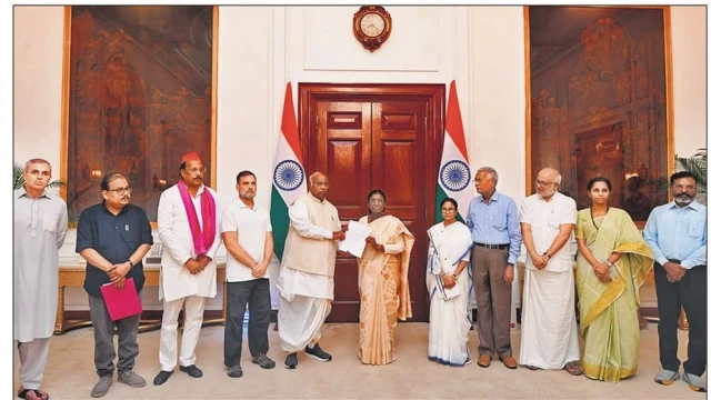 ভোট কারচুপির অভিযোগে রাষ্ট্রপতির সঙ্গে বিরোধীদের বৈঠক, রাহুলের দাবিতে বিতর্ক