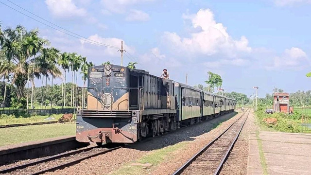 চলন্ত রমনা কমিউটার ট্রেনের কোচ থেকে তার চুরি, চরম ভোগান্তিতে যাত্রীরা