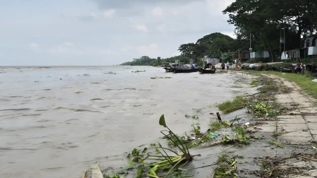 উজান থেকে আসা ধেয়ে আসা ঢলে রাজবাড়ীর পদ্মা, গড়াই ও হড়াই নদীসহ সব নদ-নদীর পানি