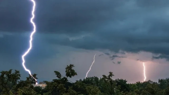 হাজারীবাগে ছাদে বজ্রপাত, প্রাণ গেল তরুণের; শিশু আহত