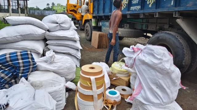খুলনায় দুটি ট্রাকে পূর্ণাঙ্গ সিগারেট কারখানার বিপুল সরঞ্জাম ও তামাক উদ্ধার