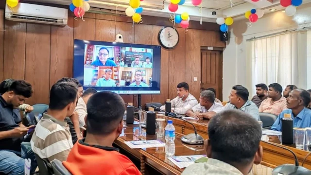 দুধে ভেজালকারীদের বিরুদ্ধে কঠোর আইনি ব্যবস্থার নির্দেশ বাণিজ্যমন্ত্রীর