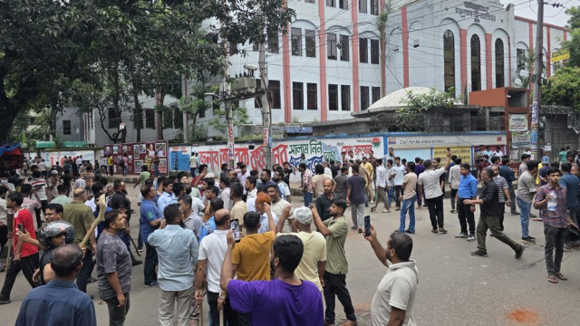 ঢাকা আলিয়া মাদ্রাসায় ছাত্রদল-শিবিরের দফায় দফায় সংঘর্ষ, উত্তেজনা