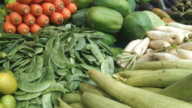 বৃষ্টিতে বাজারে সবজির দাম চড়া: গোল বেগুন ১৪০ ও শিম ২৪০ টাকা কেজি